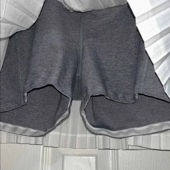 Lululemon Pleat To Street Skirt II White / Heathered Slate - Size 8 - Picture 7 of 10
